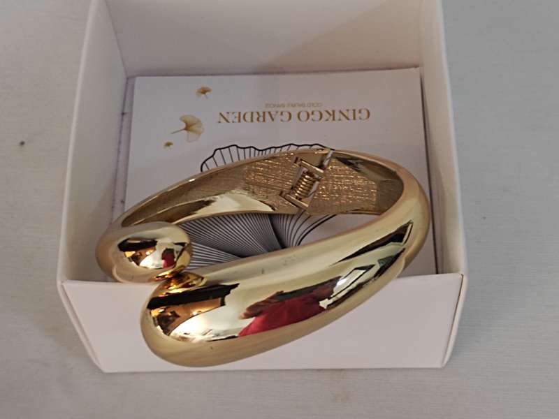 Ginkgo Garden gold tone bangle
