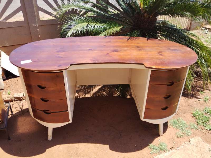Kidney shape desk with 6 drawers