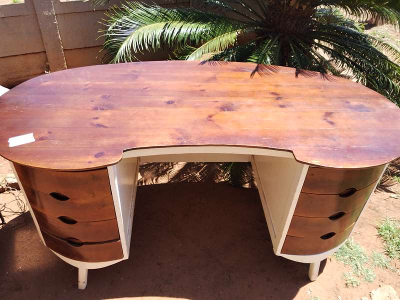 Kidney shape desk with 6 drawers