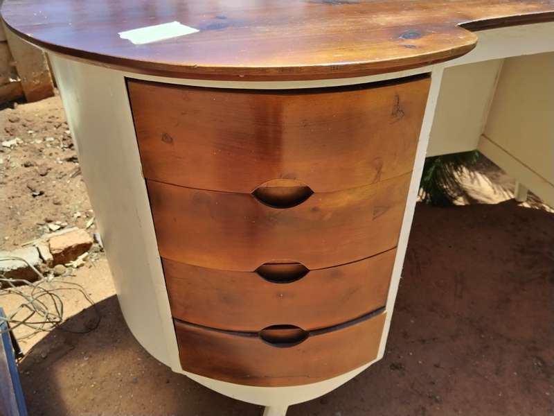 Kidney shape desk with 6 drawers