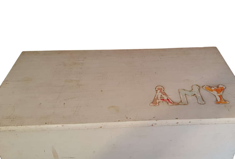 Vintage white toy kist