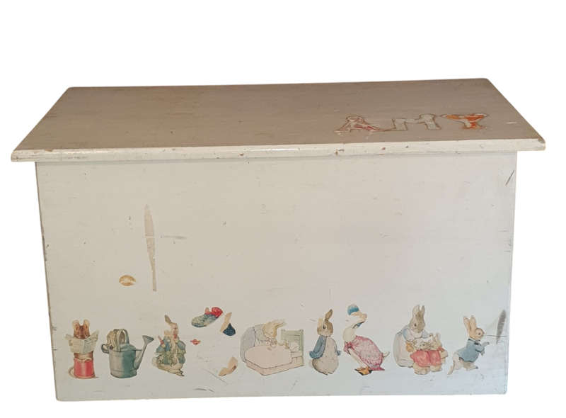 Vintage white toy kist
