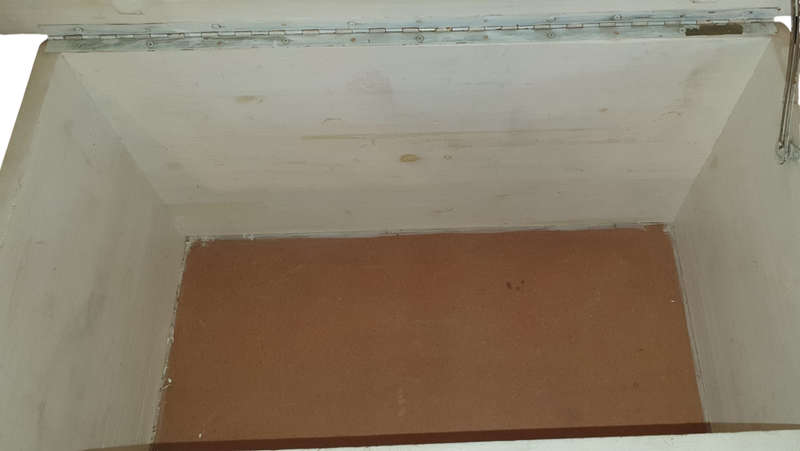 Vintage white toy kist