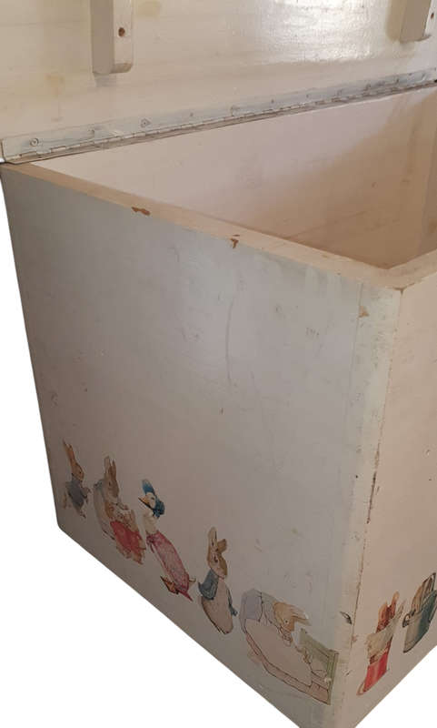 Vintage white toy kist