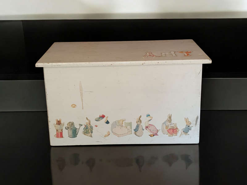 Vintage white toy kist