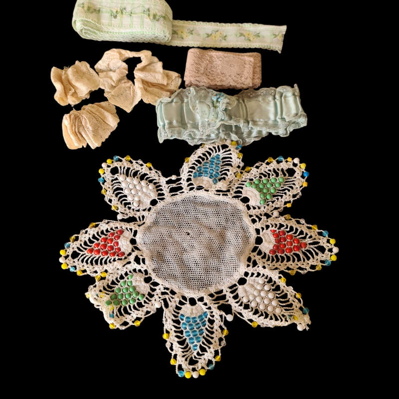Mixed lot: Lace , Doily and other items
