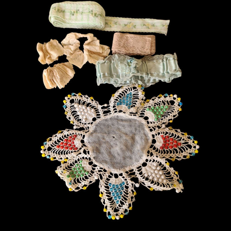 Mixed lot: Lace , Doily and other items