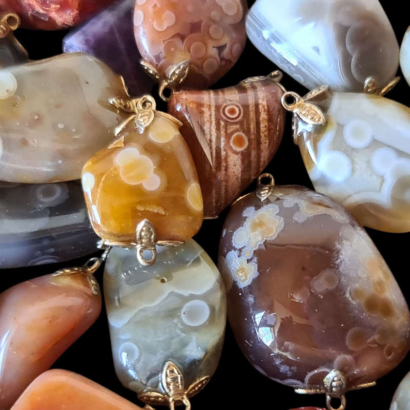 +/- 100 Gemstones. Ready to make necklaces or bracelets