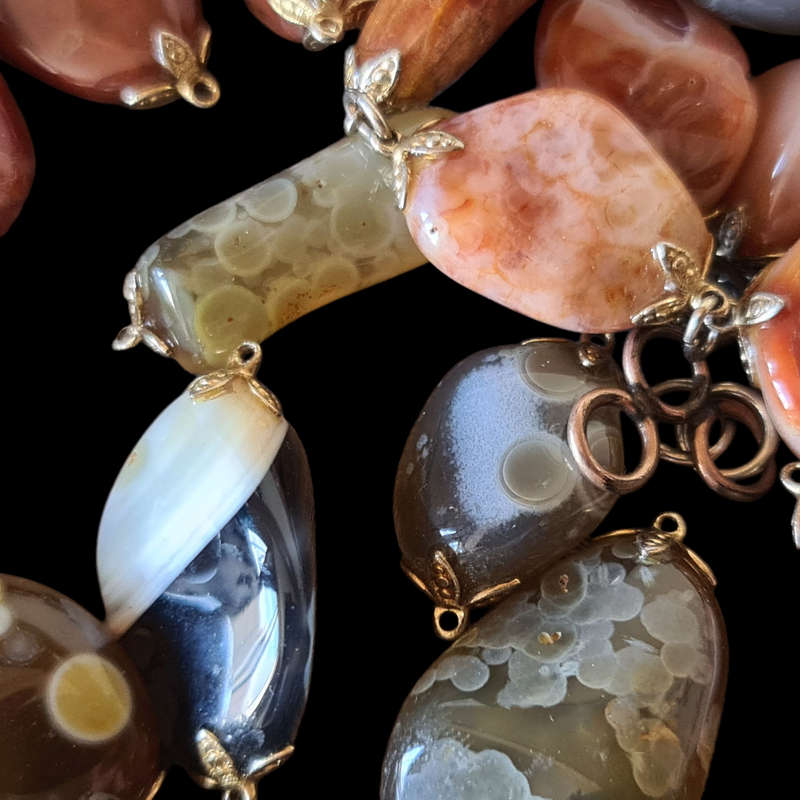 +/- 100 Gemstones. Ready to make necklaces or bracelets