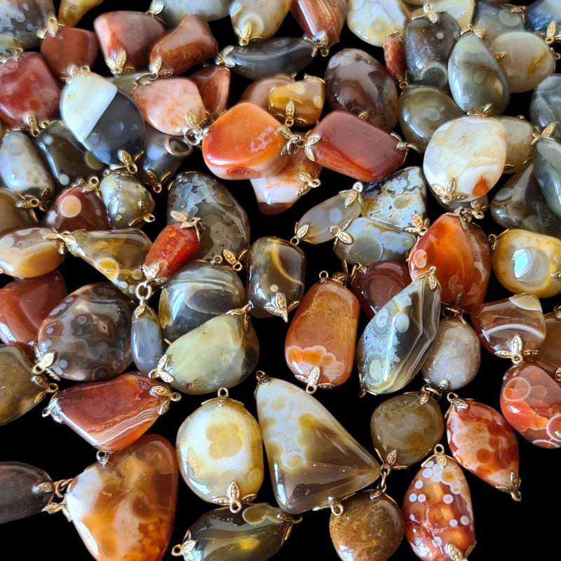 +/- 100 Gemstones. Ready to make necklaces or bracelets