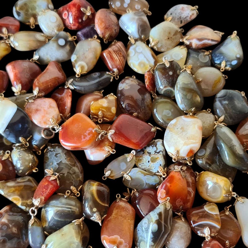 +/- 100 Gemstones. Ready to make necklaces or bracelets
