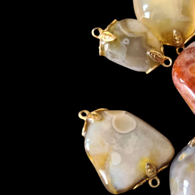 +/- 100 Gemstones. Ready to make necklaces or bracelets