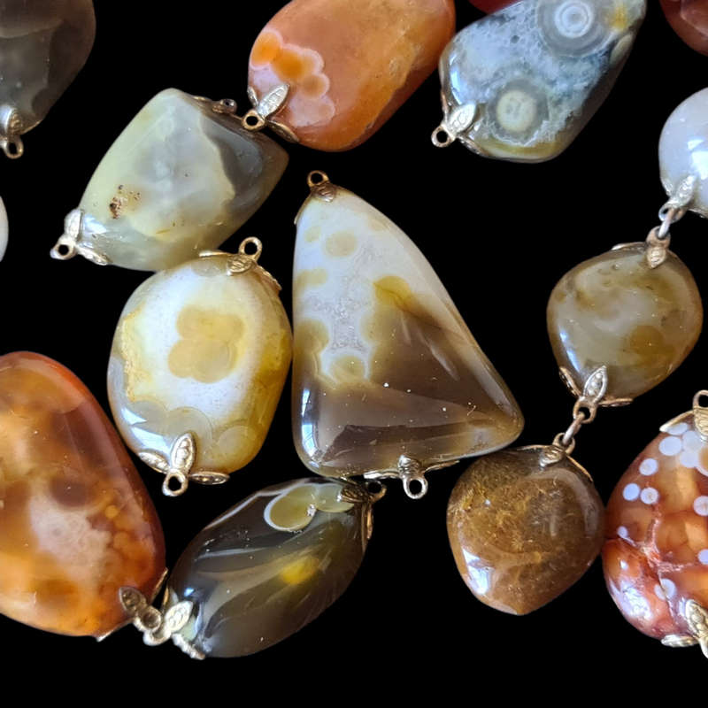 +/- 100 Gemstones. Ready to make necklaces or bracelets