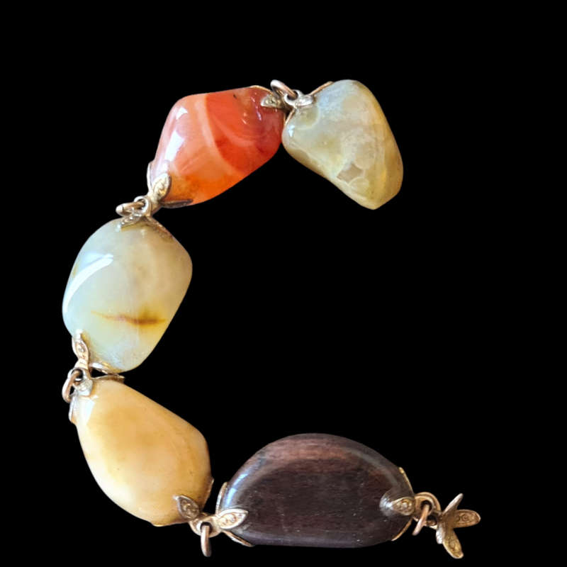 +/- 100 Gemstones. Ready to make necklaces or bracelets
