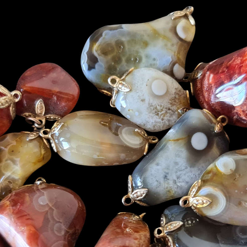 +/- 100 Gemstones. Ready to make necklaces or bracelets