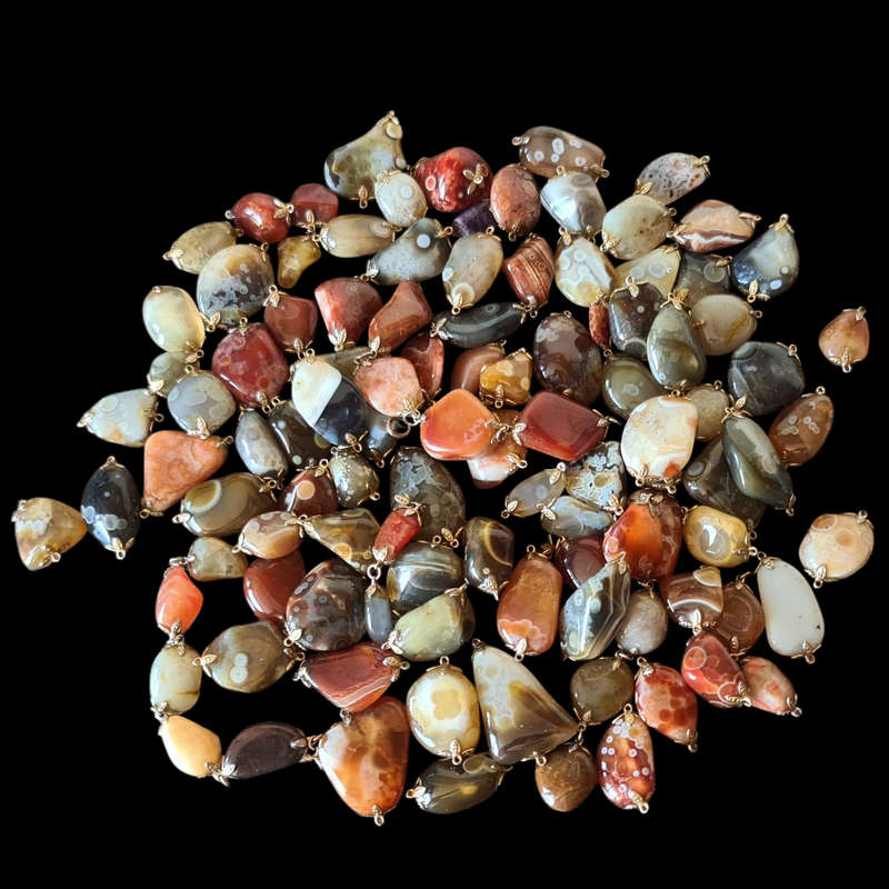 +/- 100 Gemstones. Ready to make necklaces or bracelets