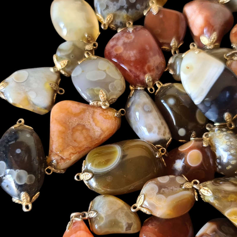 +/- 100 Gemstones. Ready to make necklaces or bracelets