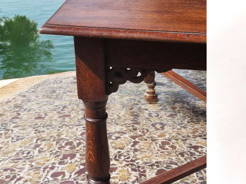 Early 20th Century extendable Oak Table