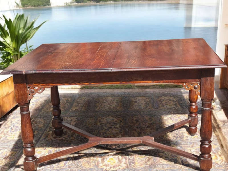 Early 20th Century extendable Oak Table