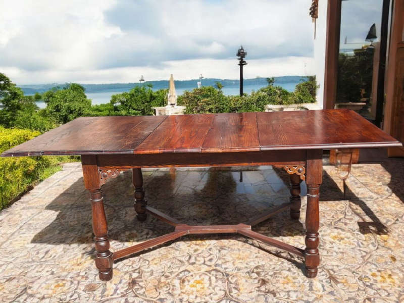 Early 20th Century extendable Oak Table