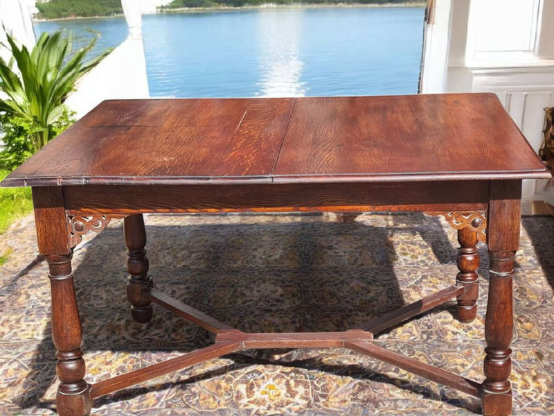 Early 20th Century extendable Oak Table