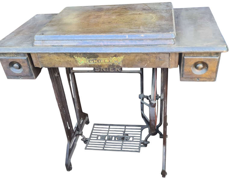 Singer sewing Machine circa 1942