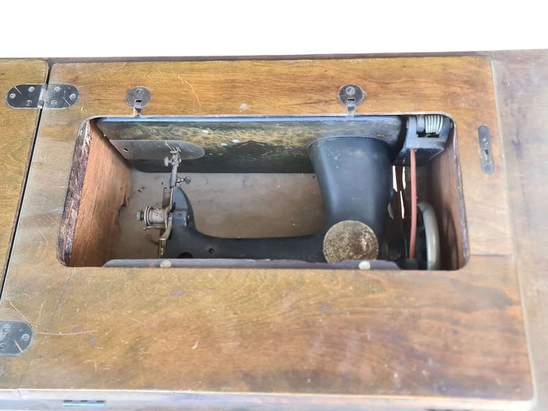 Singer sewing Machine circa 1942