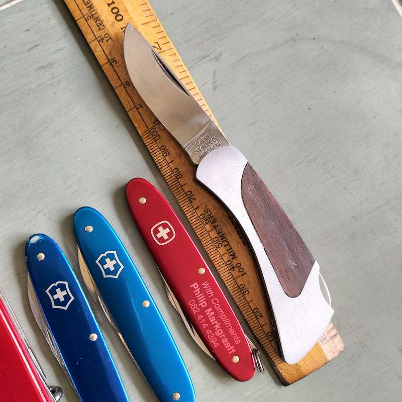 VICTORINOX OFFICIER, SUISSE KNIFE AND 4 OTHERS