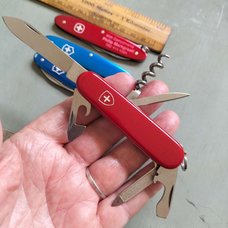 VICTORINOX OFFICIER, SUISSE KNIFE AND 4 OTHERS