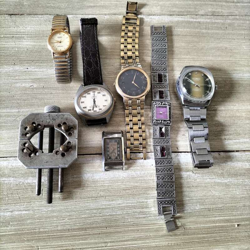 BERGEON WATCH HOLDER AND SIX VINTAGE WATCHES.