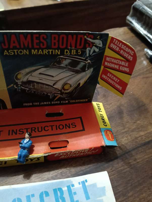 CORGI 007  JAMES BOND CAR. BOX.