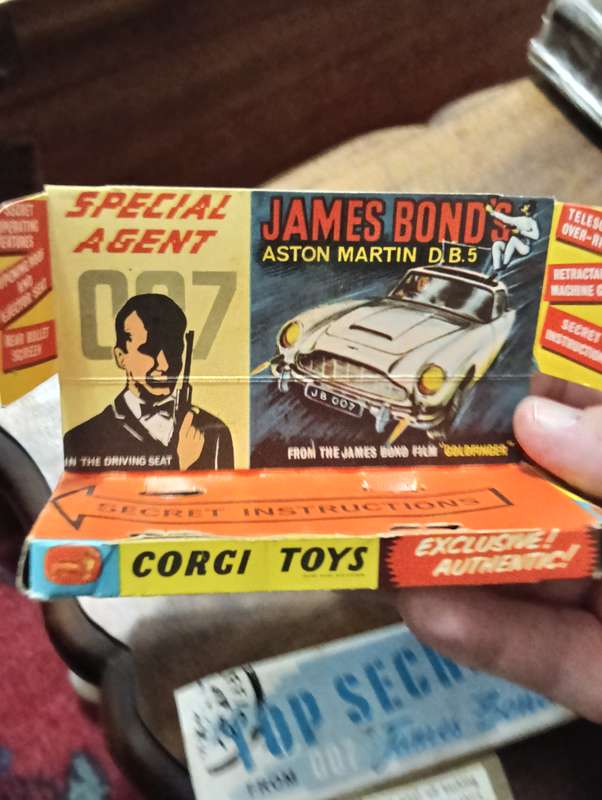 CORGI 007  JAMES BOND CAR. BOX.