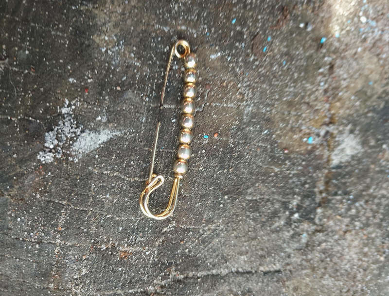 Beads safety pin vintage
