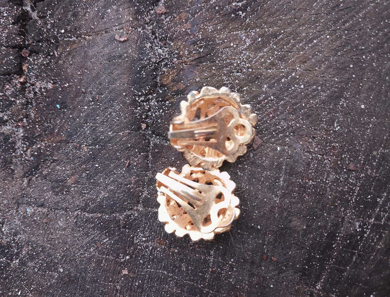 Vintage clip on earrings - gold toned