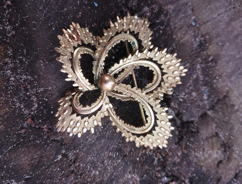 Vintage Brooch - gold toned filigree flower