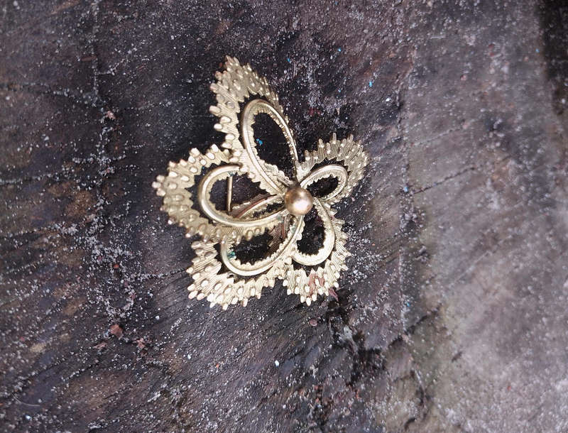 Vintage Brooch - gold toned filigree flower
