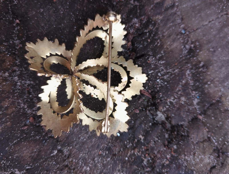 Vintage Brooch - gold toned filigree flower