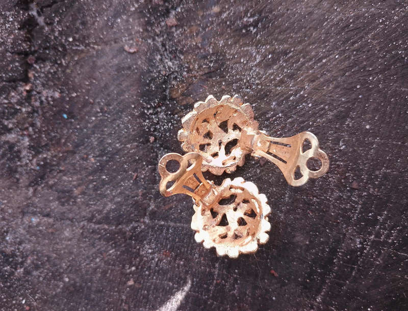 Vintage clip on earrings - gold toned