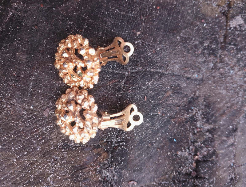 Vintage clip on earrings - gold toned