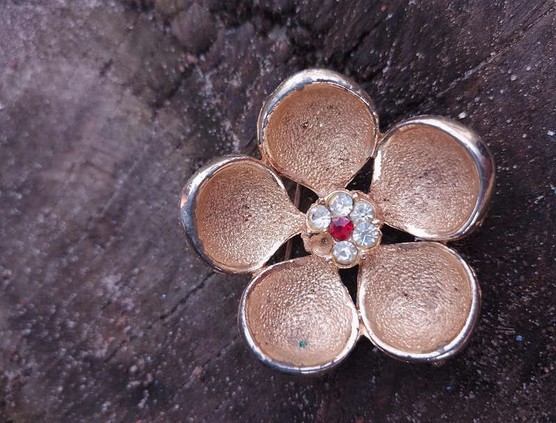 Vintage Brooch - Sphinx - flower