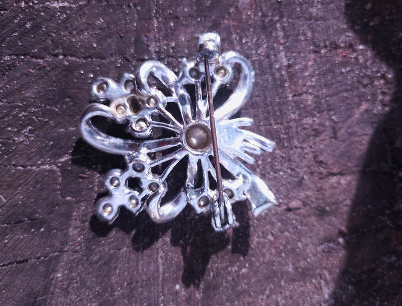 Vitage brooch - flower patern
