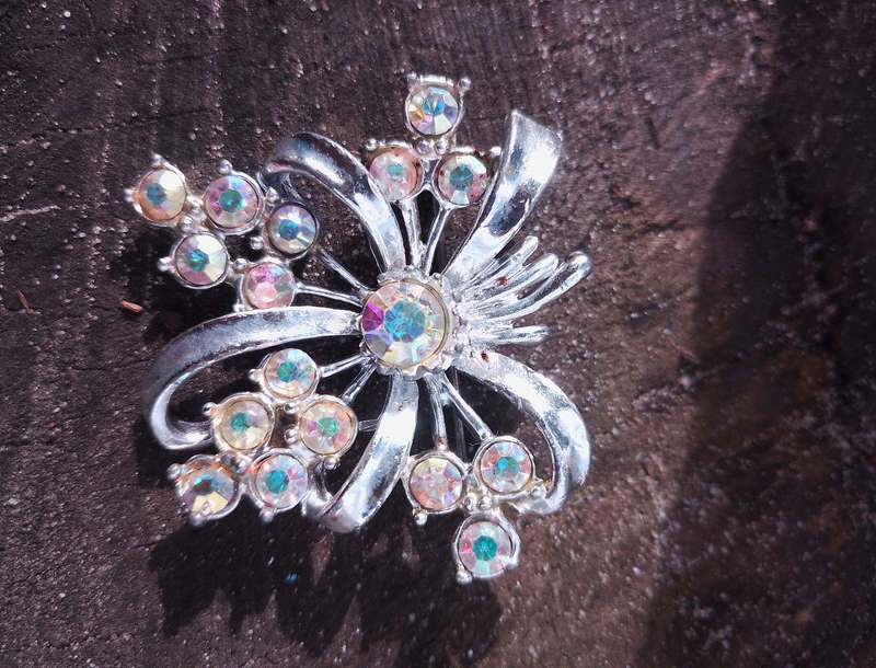 Vitage brooch - flower patern