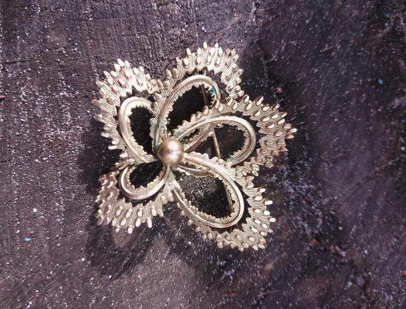 Vintage Brooch - gold toned filigree flower