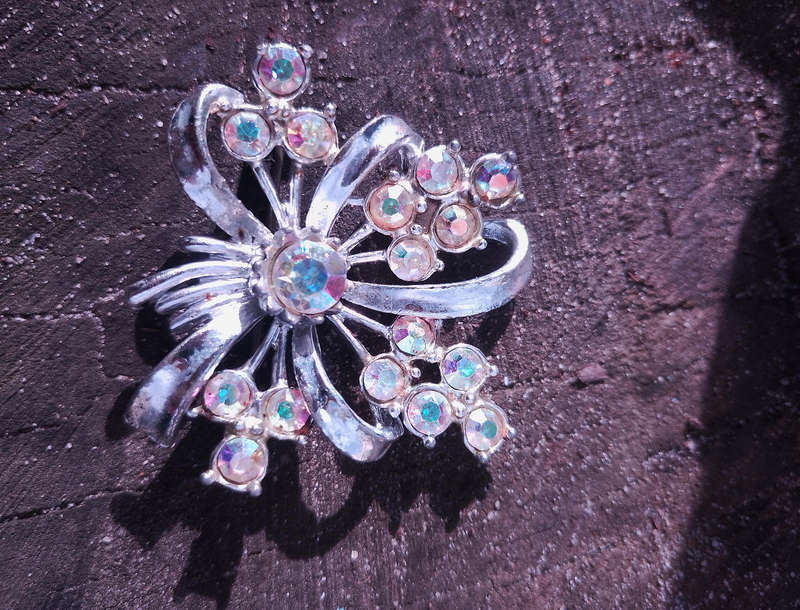 Vitage brooch - flower patern