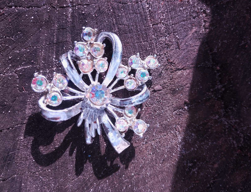 Vitage brooch - flower patern