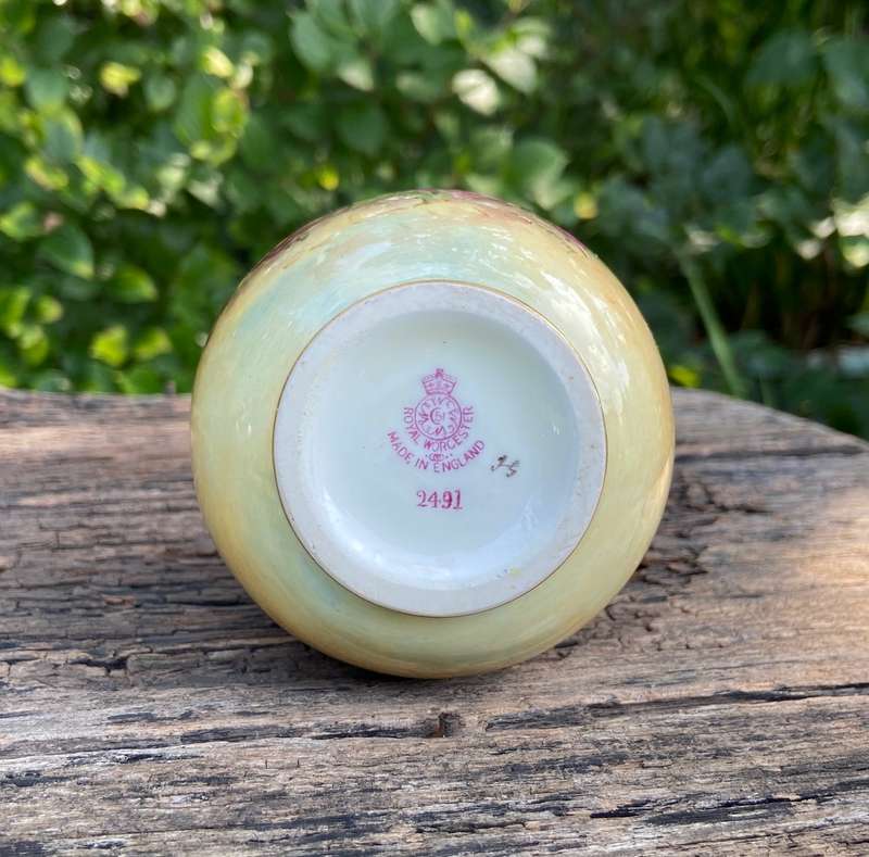 ROYAL WORCESTER BULBOUS VASE - ENGLAND - ROSES FLOWER FLORAL - JOHN FREEMAN 1935 - 2491 - STUNNING!!