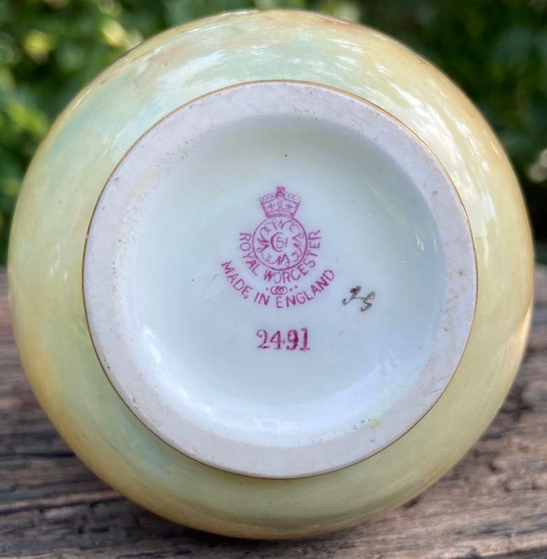 ROYAL WORCESTER BULBOUS VASE - ENGLAND - ROSES FLOWER FLORAL - JOHN FREEMAN 1935 - 2491 - STUNNING!!