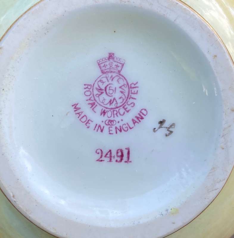 ROYAL WORCESTER BULBOUS VASE - ENGLAND - ROSES FLOWER FLORAL - JOHN FREEMAN 1935 - 2491 - STUNNING!!