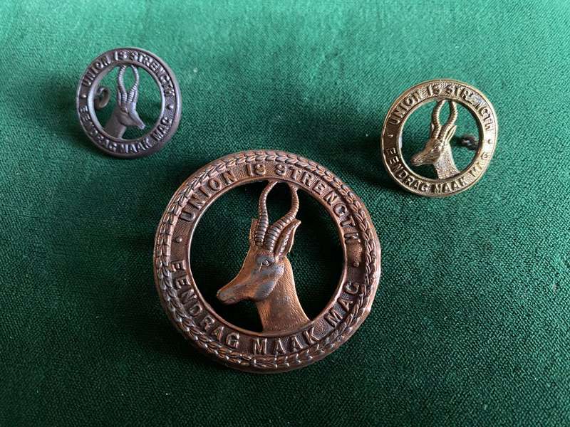 UNION DEFENCE FORCE GENERAL SERVICE BRASS HELMET BADGE-WORN 1940-45-SOLD WITH 2 COLLARS-ONE LUG MISS
