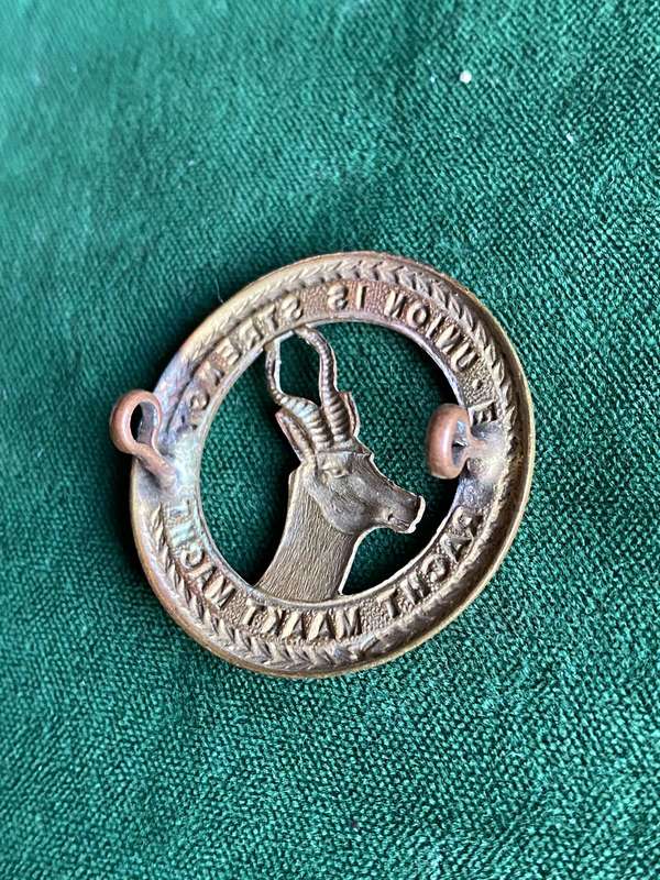 UNIVERSAL CAP BADGE-SMALL SIZE-WORN WW1-2 LUGS